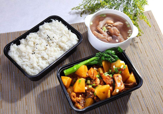 企業(yè)食堂承包的工作人員必須加強(qiáng)健康和安全的食品